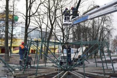 В Иванове устанавливают 22-метровую новогоднюю елку