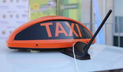 В Тюмени из-за гололёда автомобиль такси опрокинулся в кювет