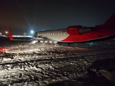 В аэропорту Челябинска самолет выкатился за пределы взлетно-посадочной полосы