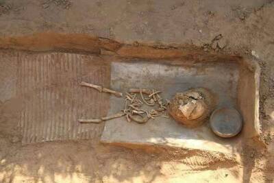 128 древних урн с детскими останками найдены во Внутренней Монголии