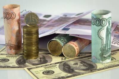 Курс доллара на Мосбирже поднялся выше 74 рублей