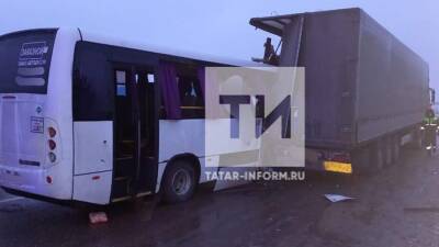 В Татарстане автобус с вахтовиками протаранил грузовик