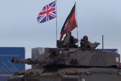 Глава МИД Британии проехалась на танке у границ России