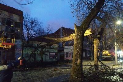 Сильнейший ветер в Краснодаре оборвал провода, сломал деревья, у некоторых домов сорвало крыши