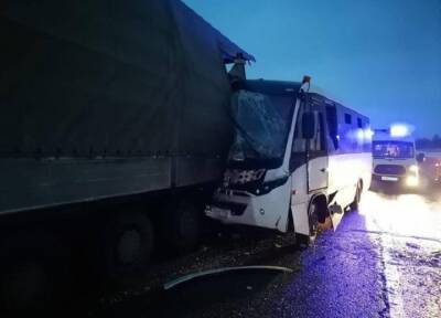 Один человек погиб и 21 ранен в ДТП с вахтовым автобусом и фурой в Татарстане