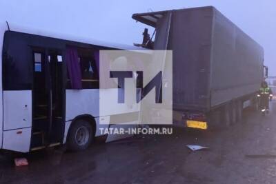 В ДТП вахтового автобуса с грузовиком в Татарстане есть погибший