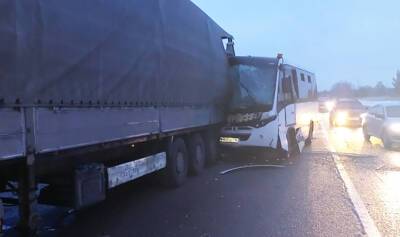 В Татарстане автобус с вахтовиками столкнулся с фурой