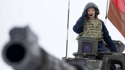 Решительный настрой: Глава британского МИДа лихо прокатилась по Эстонии на танке