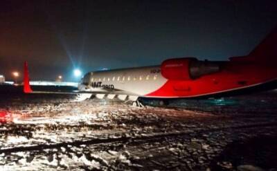 В аэропорту Челябинска самолёт выкатился за пределы ВПП