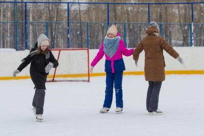 В Дзержинском районе Новосибирска открыли каток и хоккейную коробку