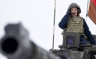 Глава МИДа Великобритании прокатилась на танке во время визита в Эстонию