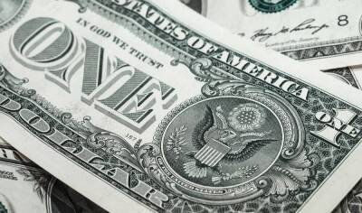 Доллар США торгуется ниже 74 рублей