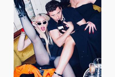 Дуа Липа - Мадонну снова раскритиковали за вульгарную позу на фото в мини-платье - lenta.ru - Лондон