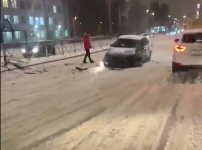 Юный водитель каршеринга не справился со снежной дорогой и влип в отбойник на Светлановском