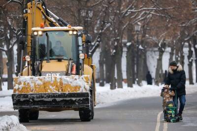 Около 10 тысяч единиц коммунальной техники выехало на улицы Москвы из-за снегопада
