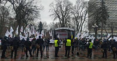 "День госпереворота": Рада взята под усиленную охрану, рядом с ней проходит митинг ФОПов