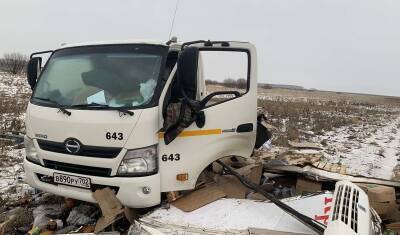 Из-за непогоды грузовик опрокинулся в кювет на тюменской трассе