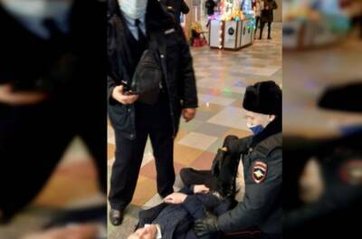 В Смоленске полиция жестко задержала мужчину в ТЦ без маски