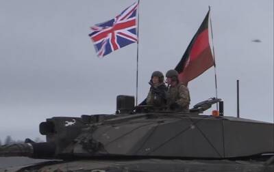 Глава МИД Британии в Эстонии прокатилась на танке
