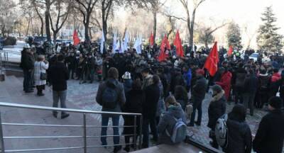 В Бишкеке проходит митинг несогласных с результатами прошедших парламентских выборов