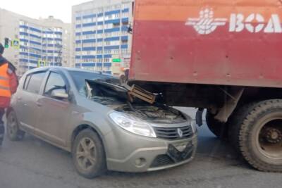 На улице Новосёлов в Рязани Renault врезался в грузовик «Водоканала»
