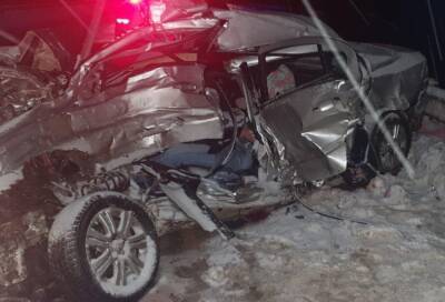 Двое взрослых погибли, а младенца доставили в больницу после ДТП с легковушкой и грузовиком на трассе М9 в Тверской области