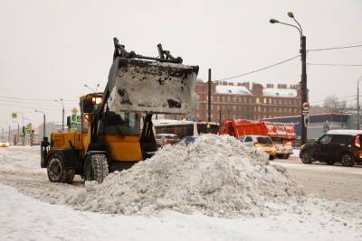 Более 40 тысяч кубометров снега вывезено с дорог Петербурга с начала снегопада