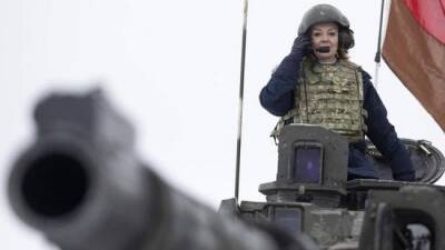 «Четыре танкиста и истеричка»: глава МИД Великобритании на танке вдоль границы России