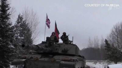 Глава МИД Великобритании прокатилась на танке в Эстонии