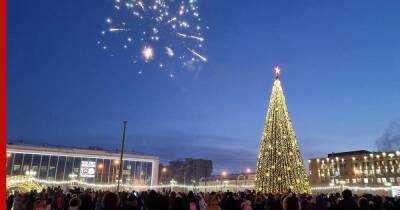 Первую новогоднюю елку зажгли в России