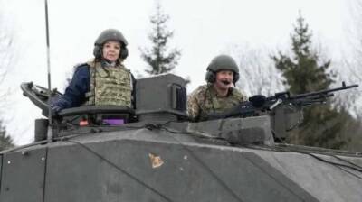 Глава МИД Великобритании Лиз Трасс рассмешила британцев поездкой на старом танке