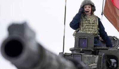 Глава МИД Британии приблизилась на танке к российской границе
