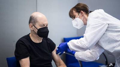 Германия сокращает срок действия сертификатов вакцинации