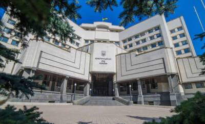 Конституционный суд отложил приведение к присяге судей, назначенных Зеленским