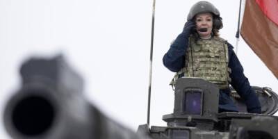 Глава МИД Великобритании прокатилась на танке у границы с Россией