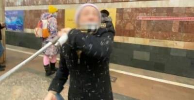 В Новосибирске попрошайка-«инвалид» напала на журналиста BFM в метро