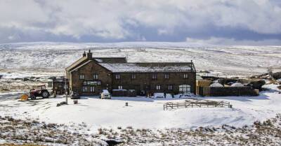 Великобритания: десятки человек застряли в заваленном снегом пабе. Они пили пиво и пели в караоке