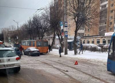 В Смоленске произошло ДТП с участием троллейбуса и двух легковушек