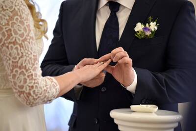 Столичные ЗАГСы начали прием заявлений на выездную регистрацию брака в 2022 году