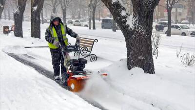 В Москве ликвидируют последствия снежного шторма