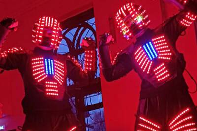 Огромные светящиеся роботы помогли костромичам отметить Хануку