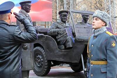 В центре Екатеринбурга появился новый памятник Жукову