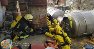 В Одессе спасатели остановили разлив опасных химикатов на заводе