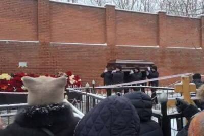 Градского похоронили рядом с грозящей обрушиться стеной Ваганьково