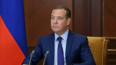 Медведев назвал сложной ситуацию с коронавирусом в России