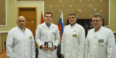 79 петербургских медиков получили знаки отличия «За доблесть в спасении»