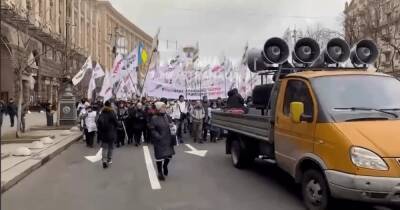 ФОПы идут по Крещатику к Офису президента под песню Квартала-95 "Нас бьют, а мы летаем" (видео)
