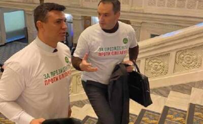«Слуги народа» пришли на обращение Зеленского в Раде в одинаковых футболках