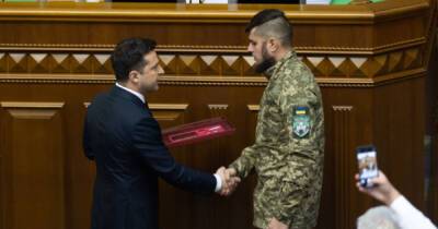 Зеленский присвоил звание Героя Украины добровольцу, воевавшему в рядах "Правого сектора"