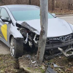 В Запорожье пьяный водитель врезался в столб. Фото